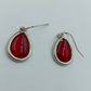 Tropfenförmige Ohrhänger mit rotem Einsatz