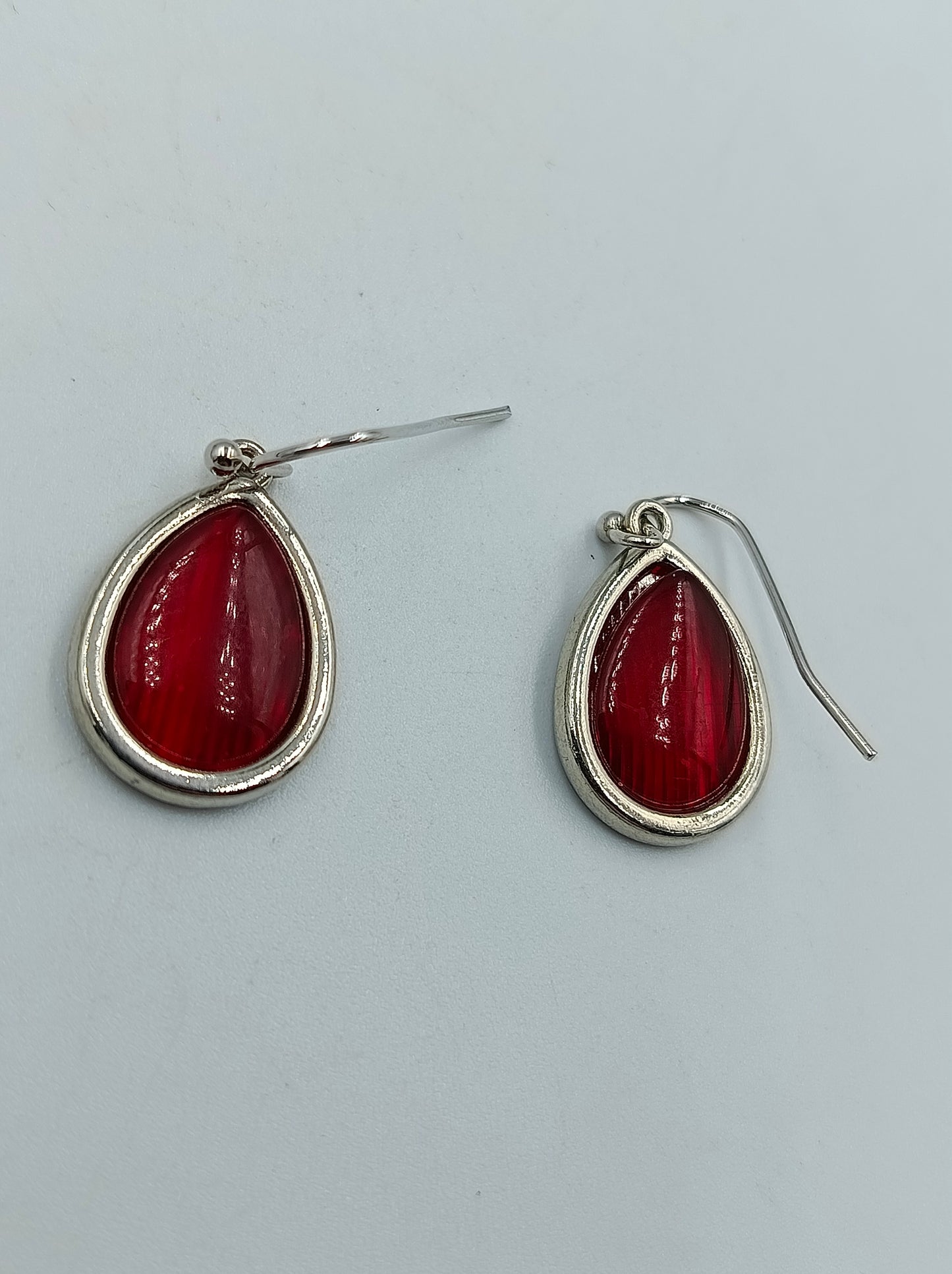 Tropfenförmige Ohrhänger mit rotem Einsatz
