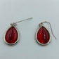 Tropfenförmige Ohrhänger mit rotem Einsatz
