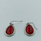 Tropfenförmige Ohrhänger mit rotem Einsatz