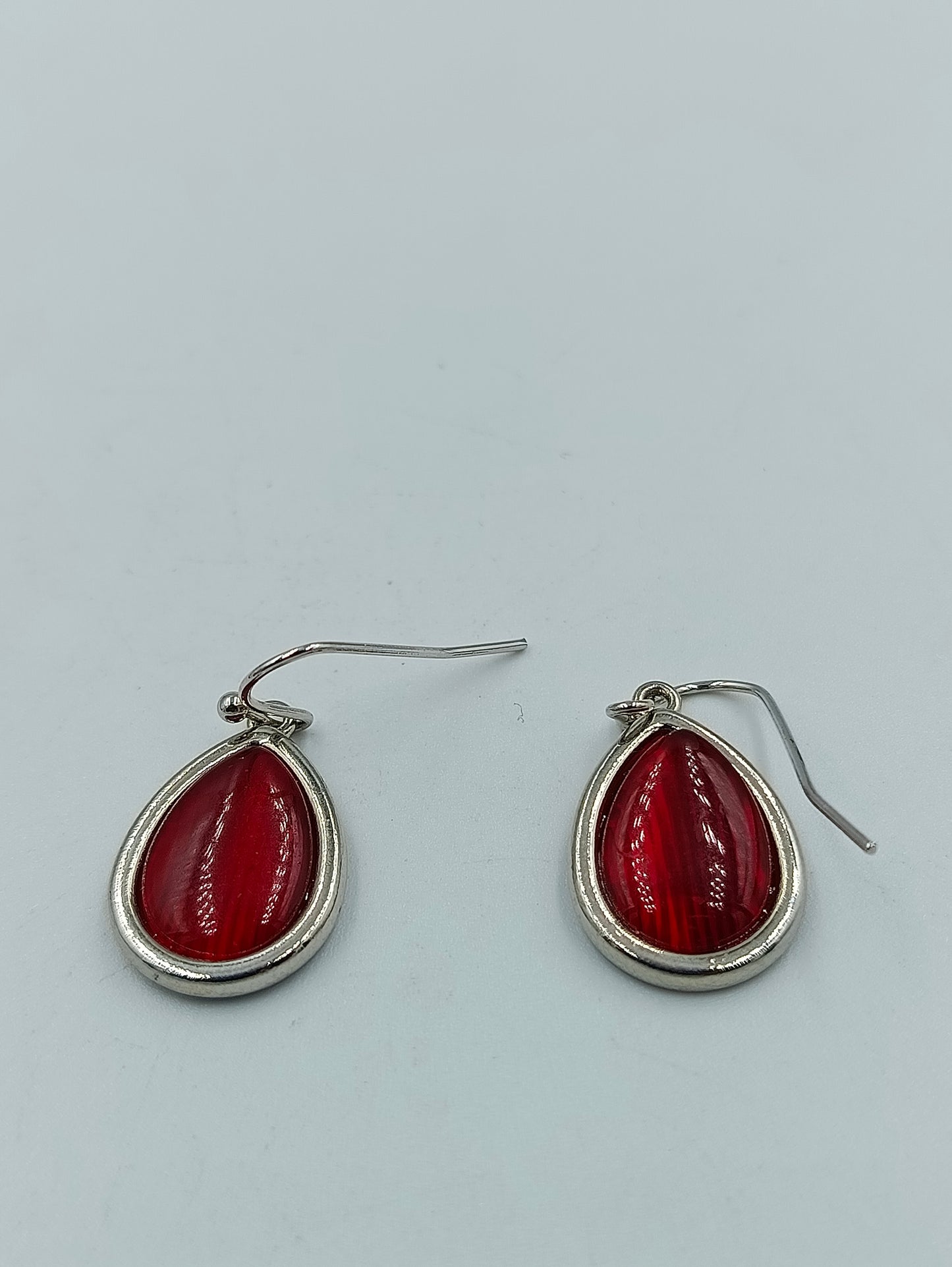 Tropfenförmige Ohrhänger mit rotem Einsatz