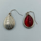 Tropfenförmige Ohrhänger mit rotem Einsatz
