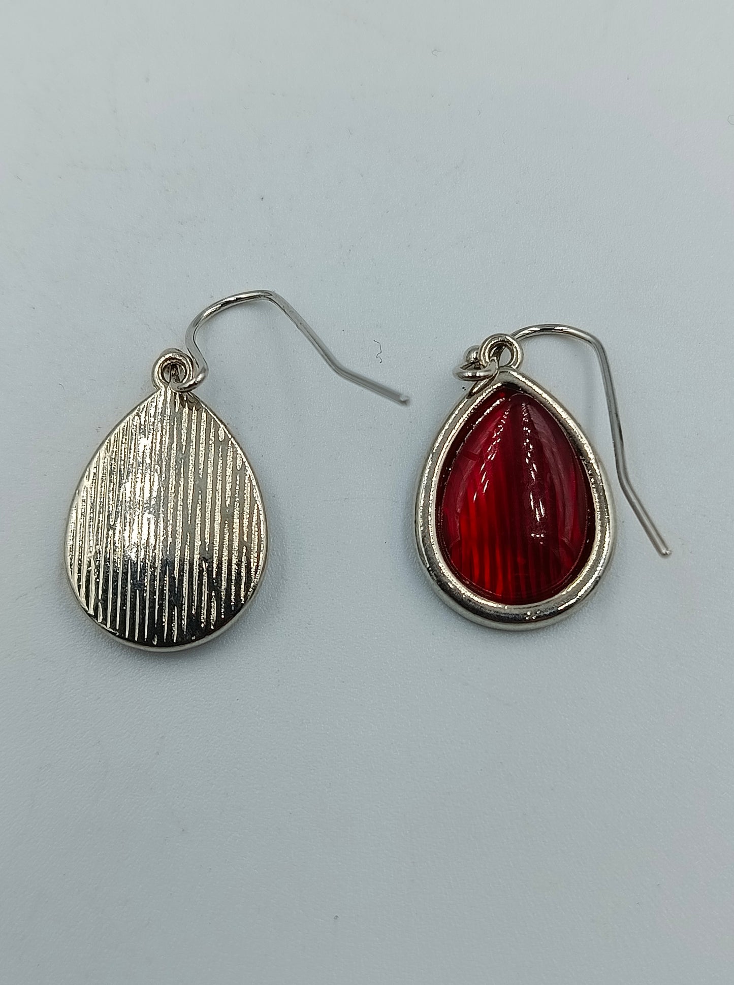 Tropfenförmige Ohrhänger mit rotem Einsatz