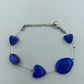 Armband mit blauen Kunststeinen