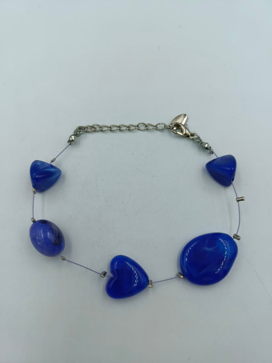 Armband mit blauen Kunststeinen