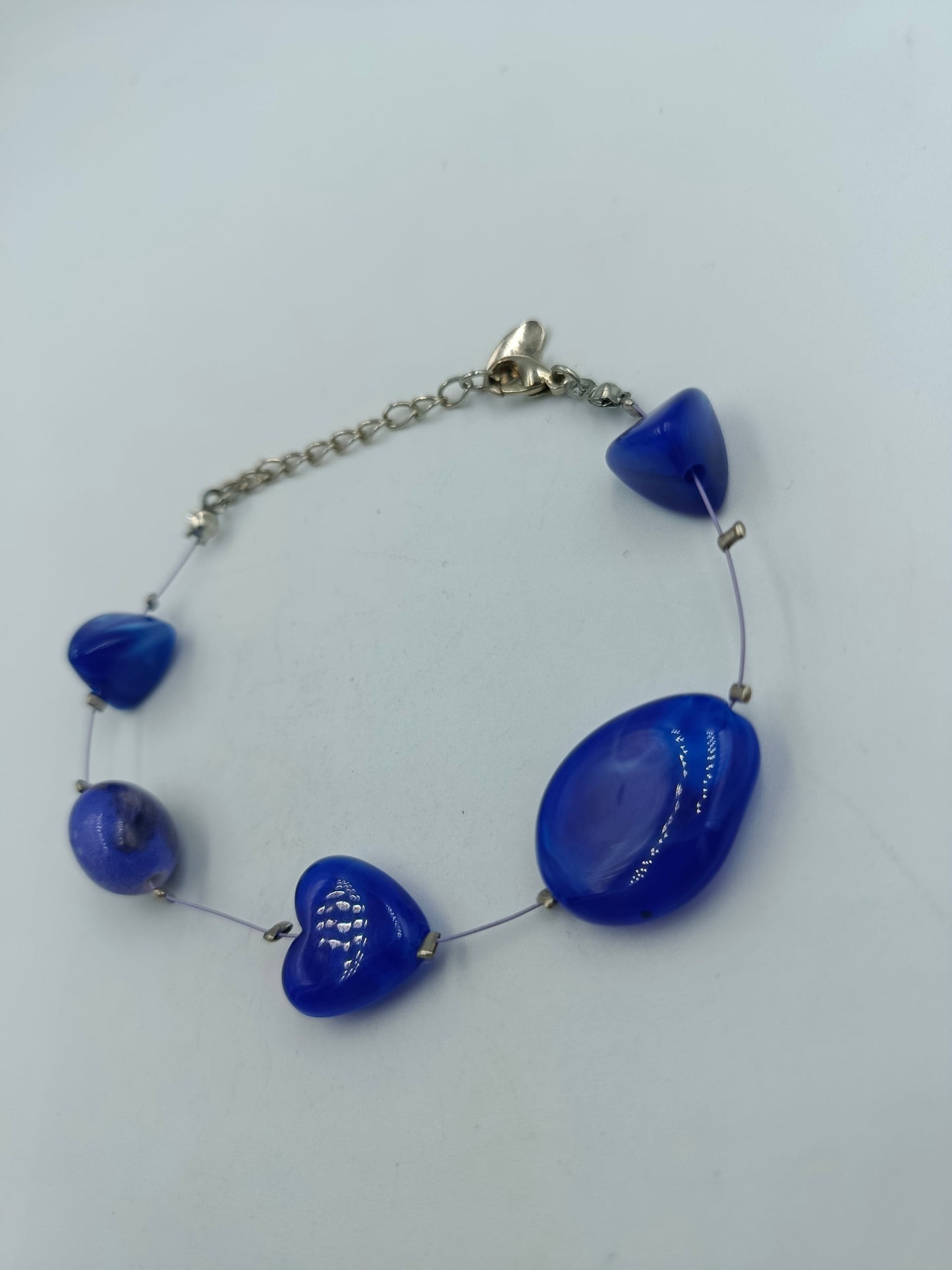 Armband mit blauen Kunststeinen