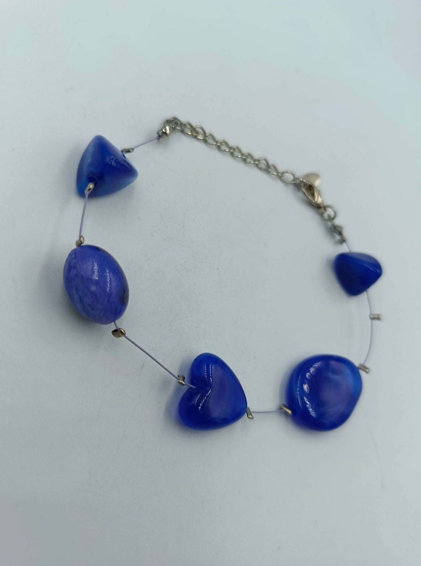 Armband mit blauen Kunststeinen