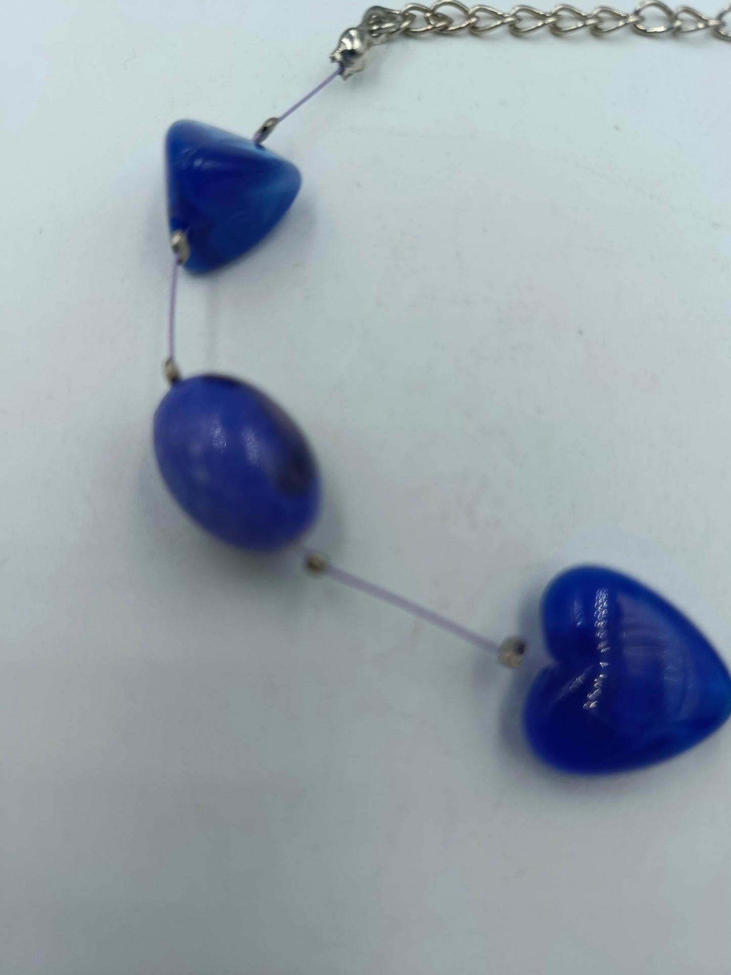 Armband mit blauen Kunststeinen