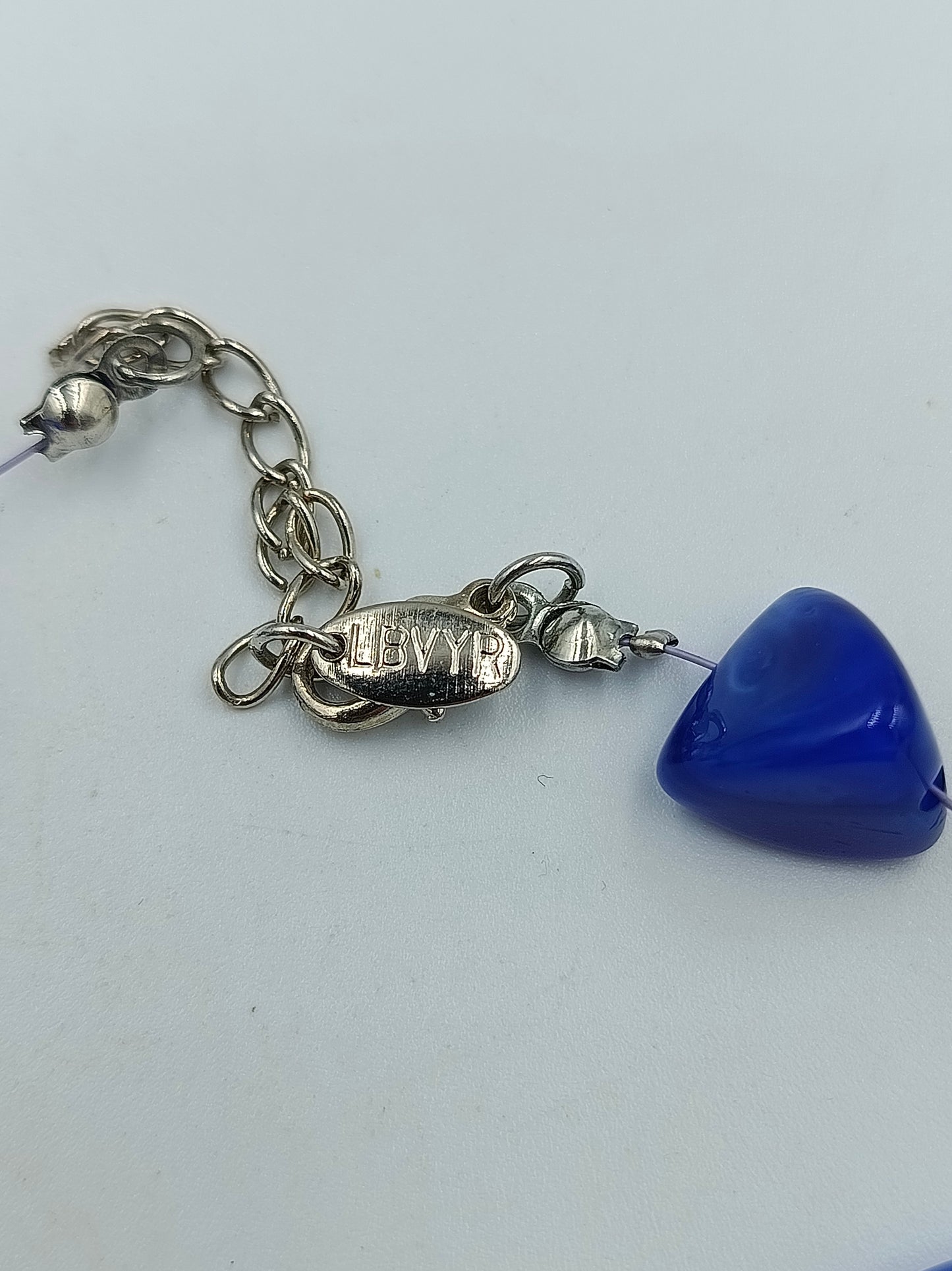 Armband mit blauen Kunststeinen