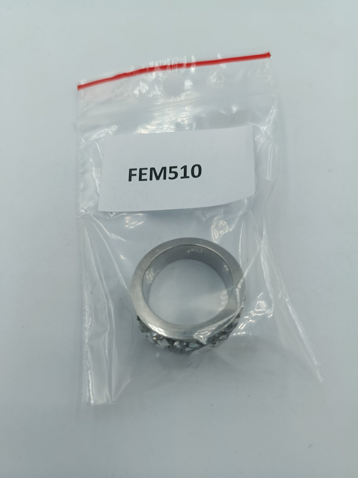 Silberfarbener Ring mit Strassbesatz S.Oliver