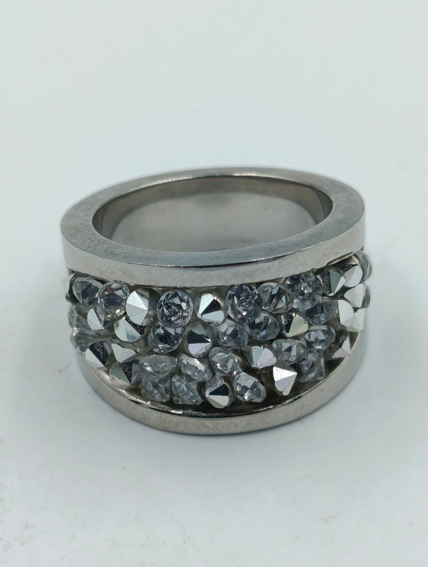 Silberfarbener Ring mit Strassbesatz S.Oliver