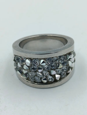 Silberfarbener Ring mit Strassbesatz S.Oliver