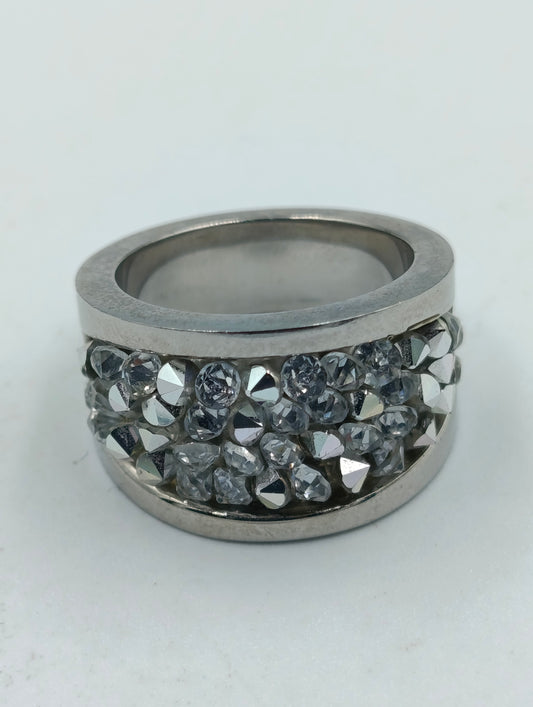 Silberfarbener Ring mit Strassbesatz S.Oliver