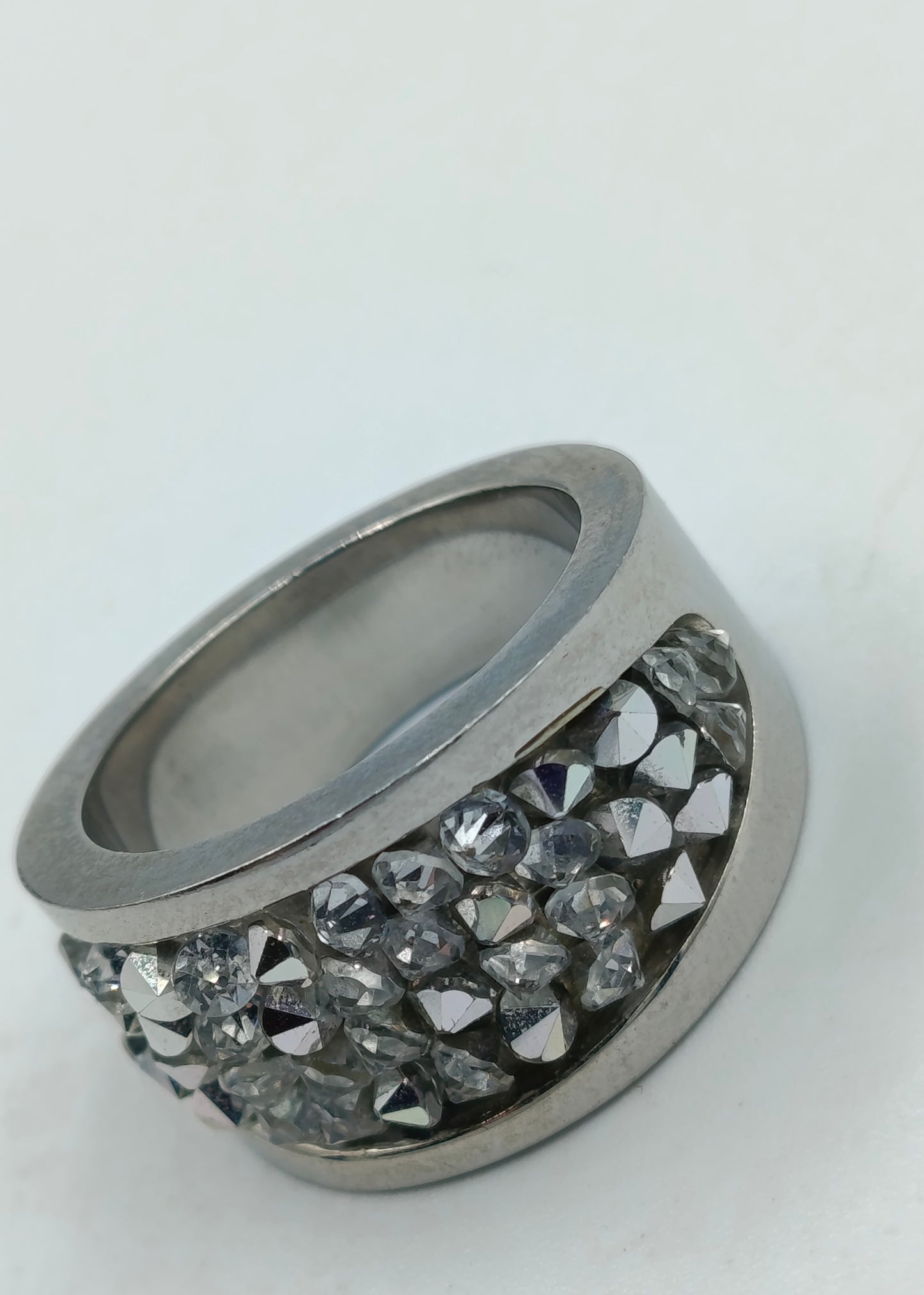 Silberfarbener Ring mit Strassbesatz S.Oliver