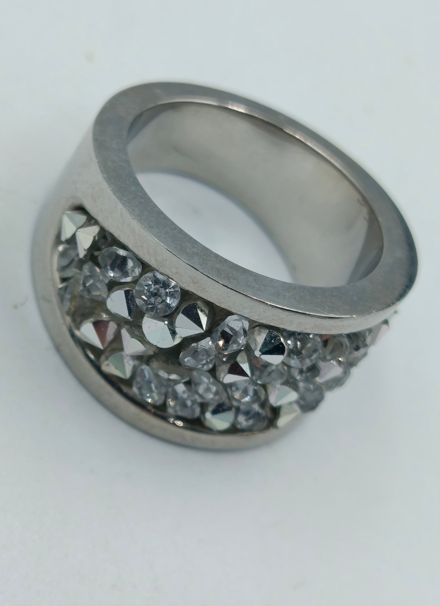 Silberfarbener Ring mit Strassbesatz S.Oliver