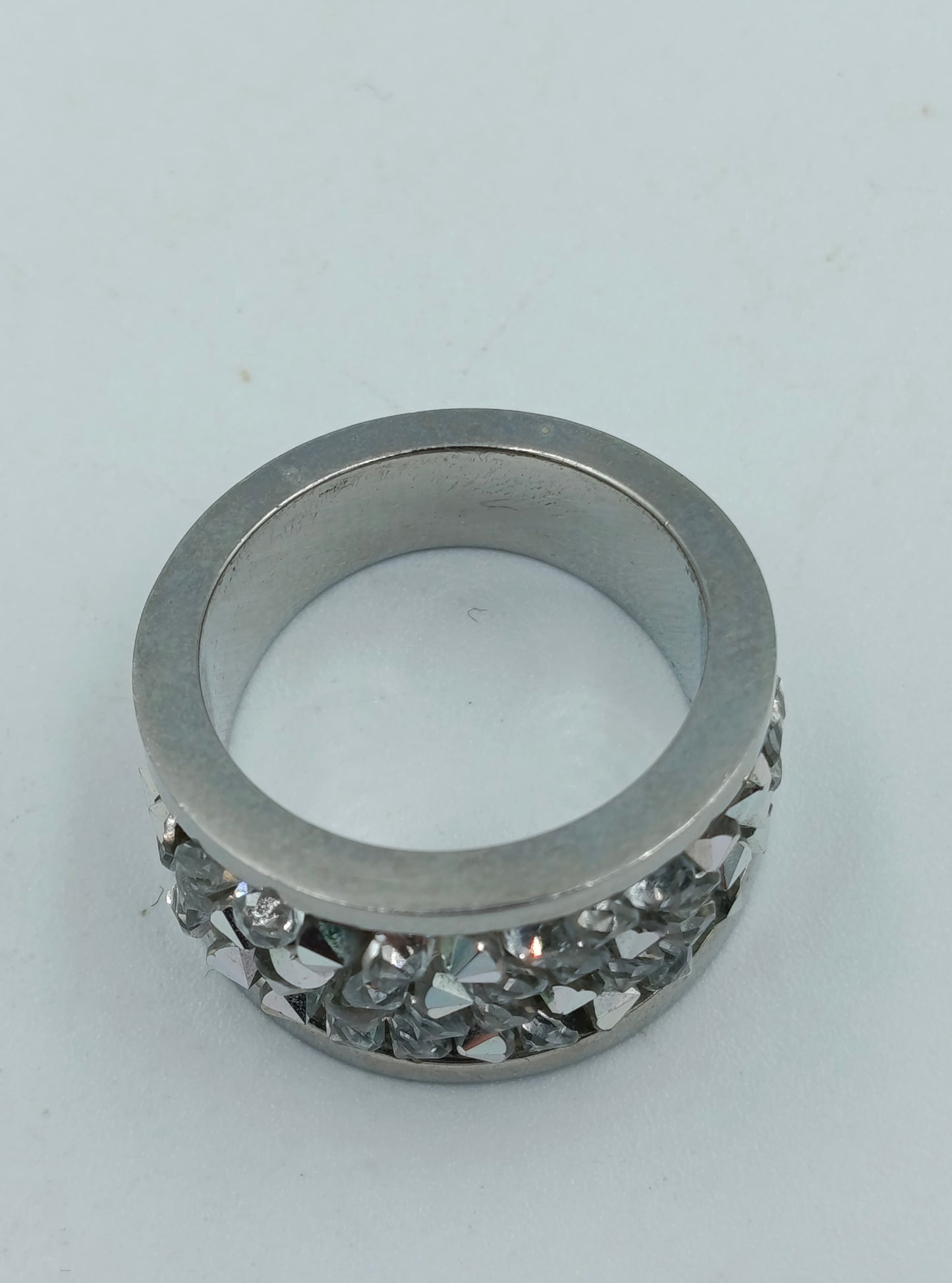 Silberfarbener Ring mit Strassbesatz S.Oliver