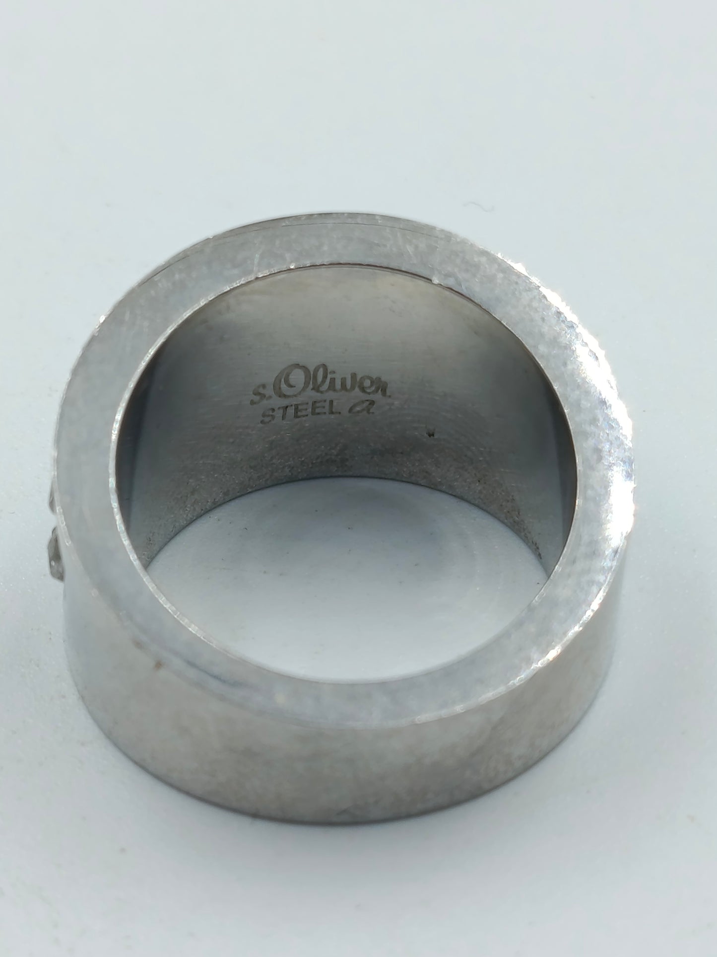 Silberfarbener Ring mit Strassbesatz S.Oliver