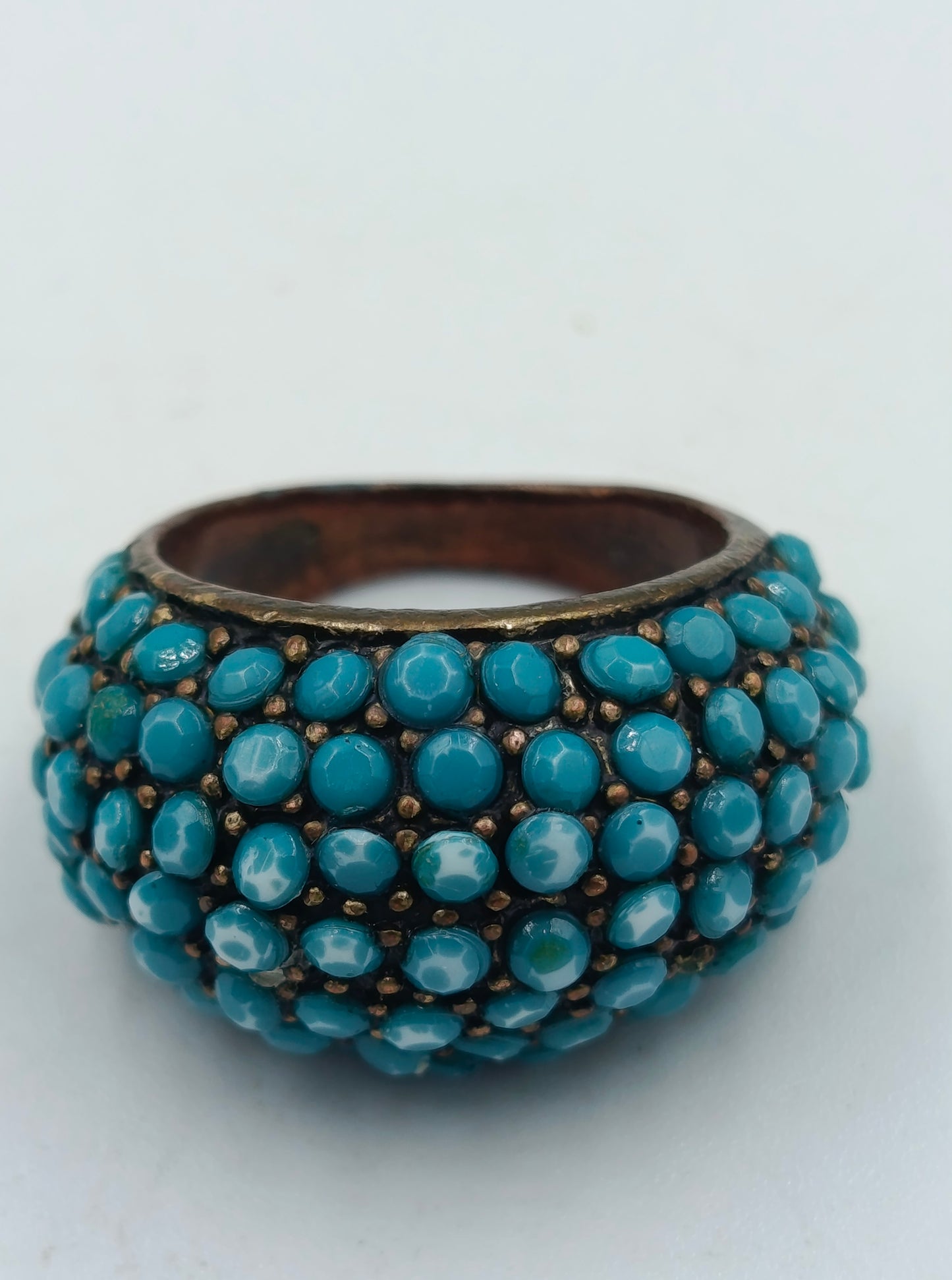 Damenring mit türkisfarbenen Cabochons