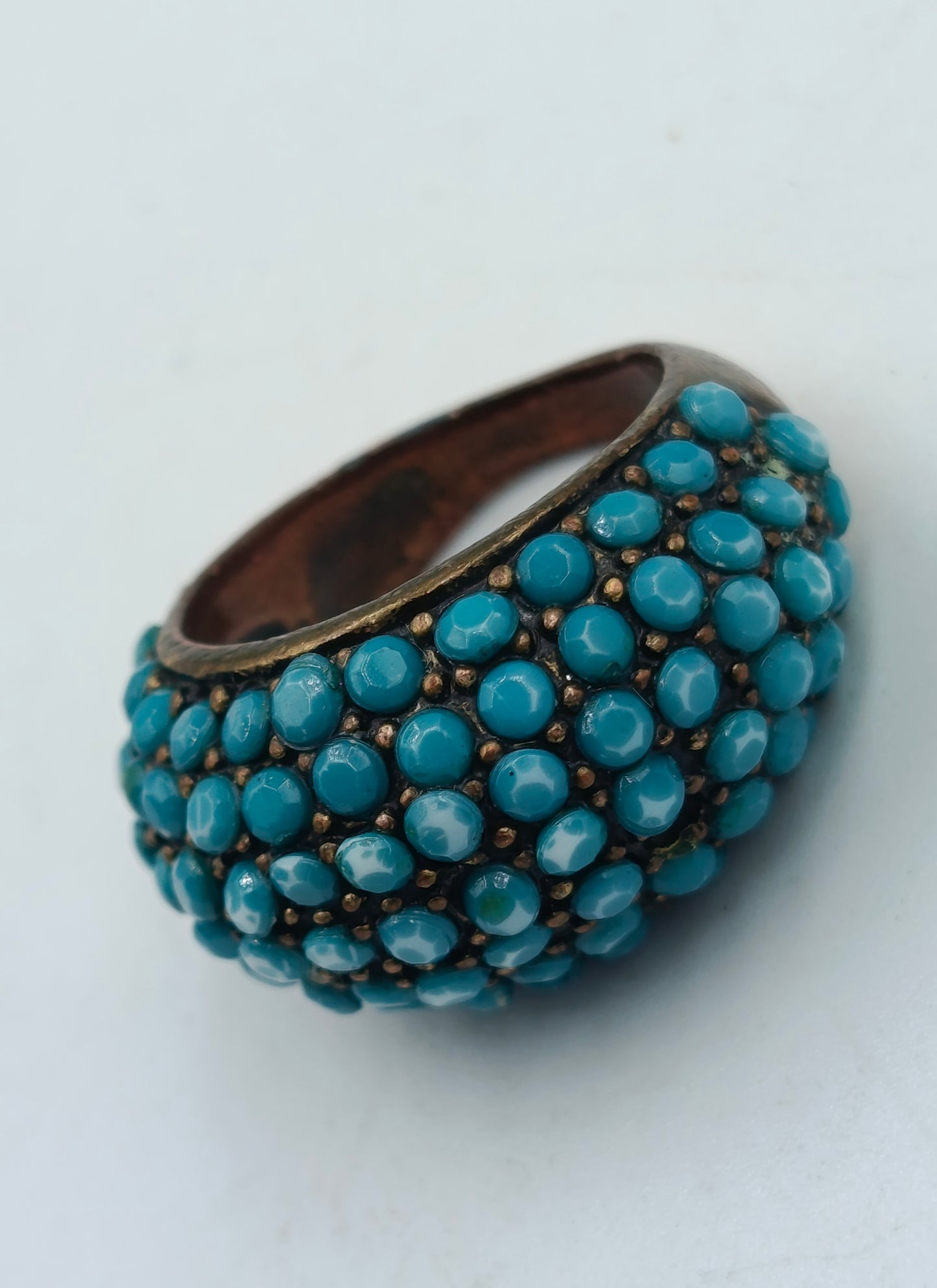 Damenring mit türkisfarbenen Cabochons