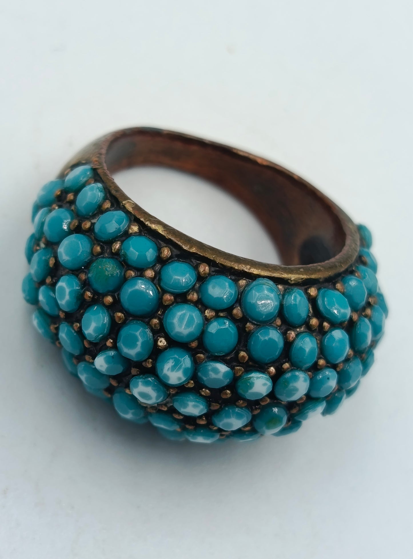 Damenring mit türkisfarbenen Cabochons