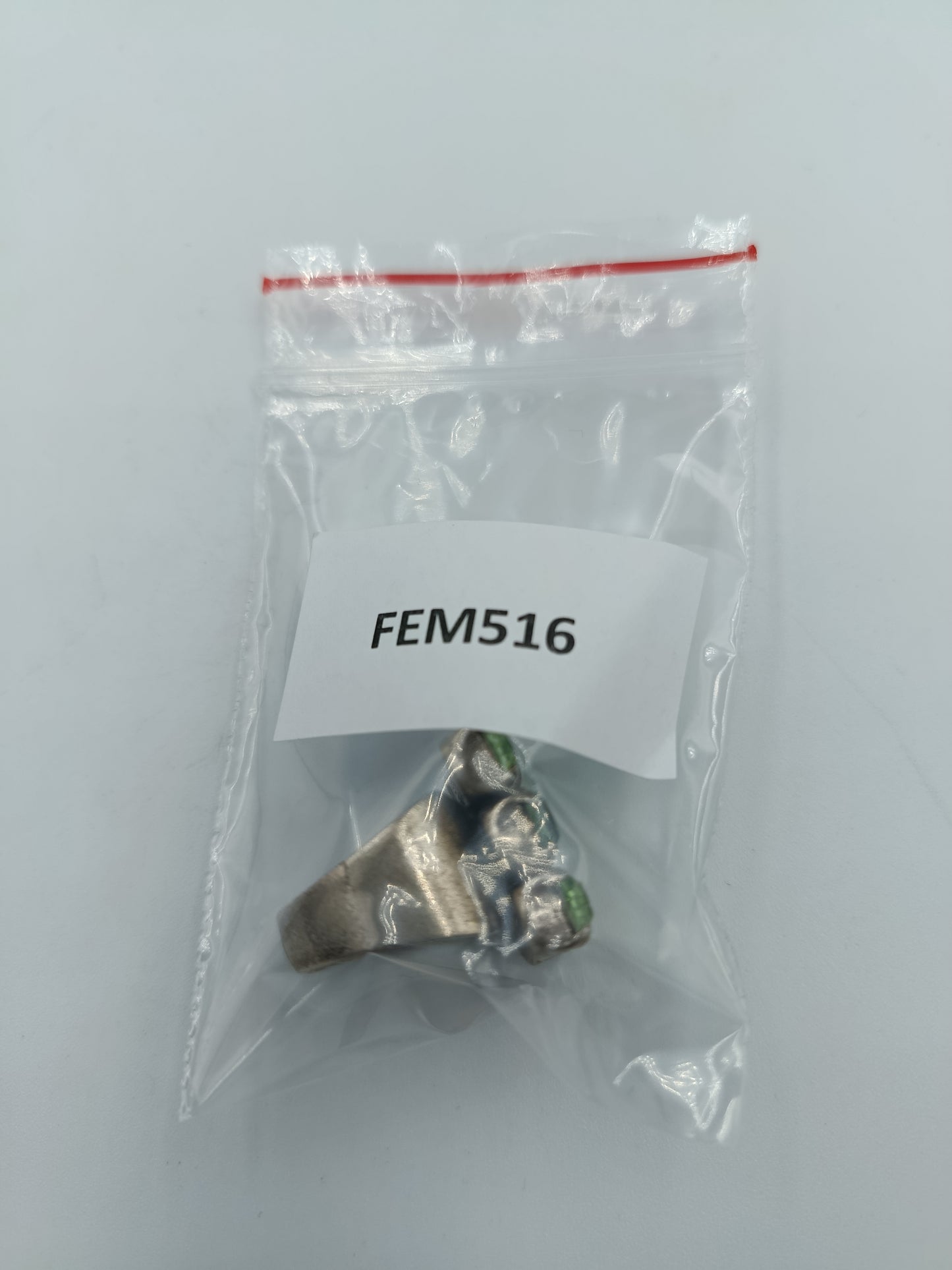 Damenring mit grünen Kristallen