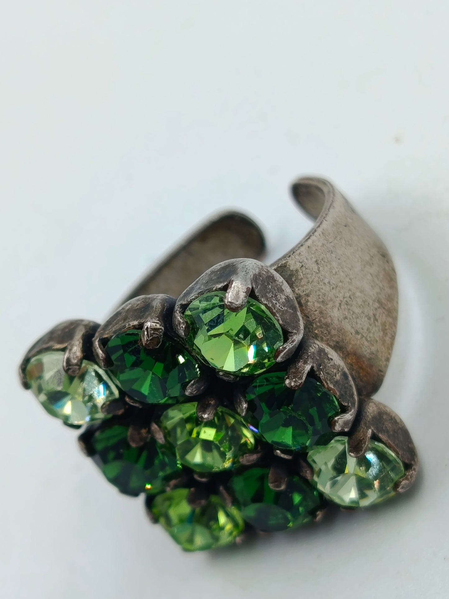 Damenring mit grünen Kristallen