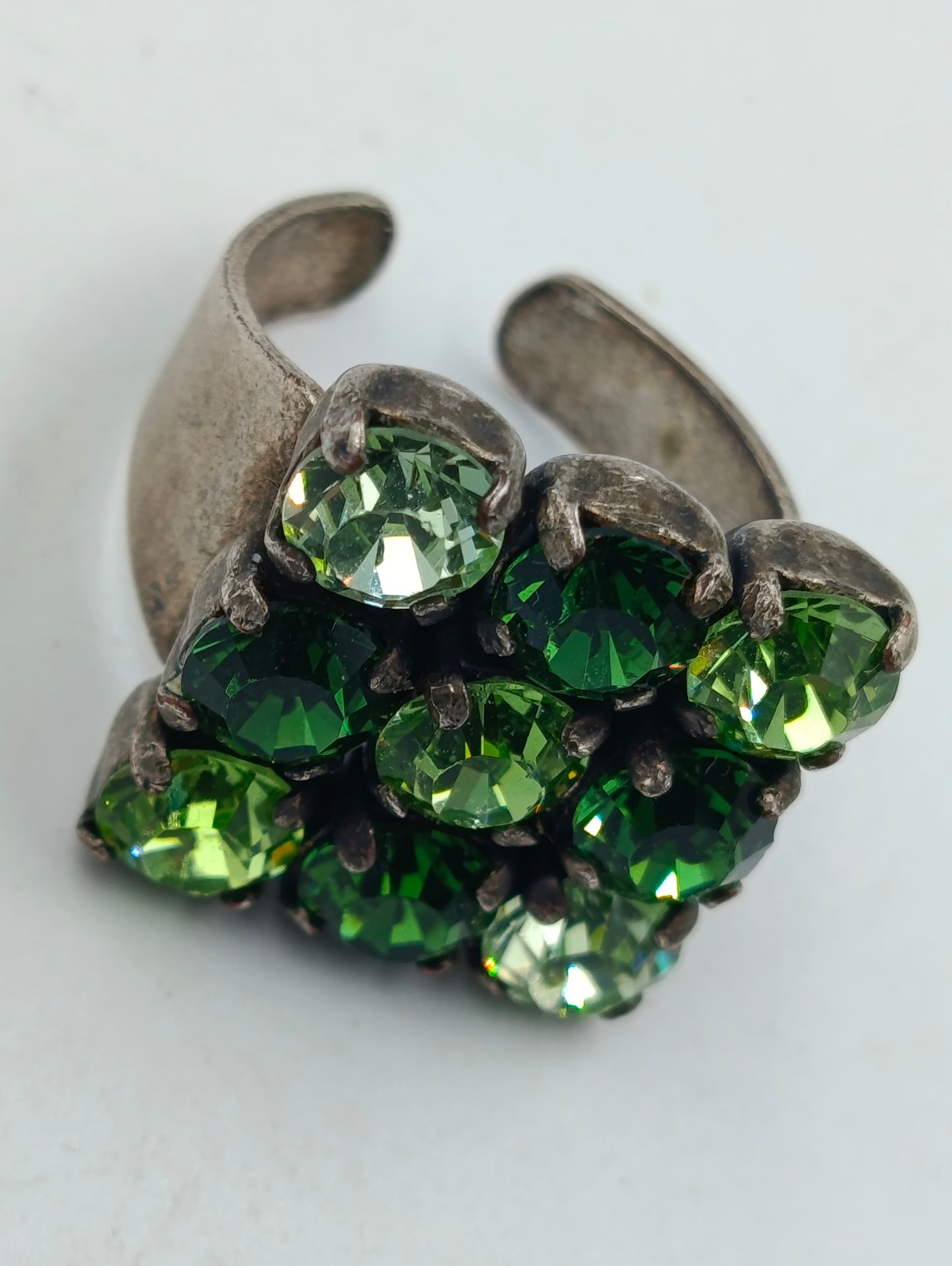 Damenring mit grünen Kristallen