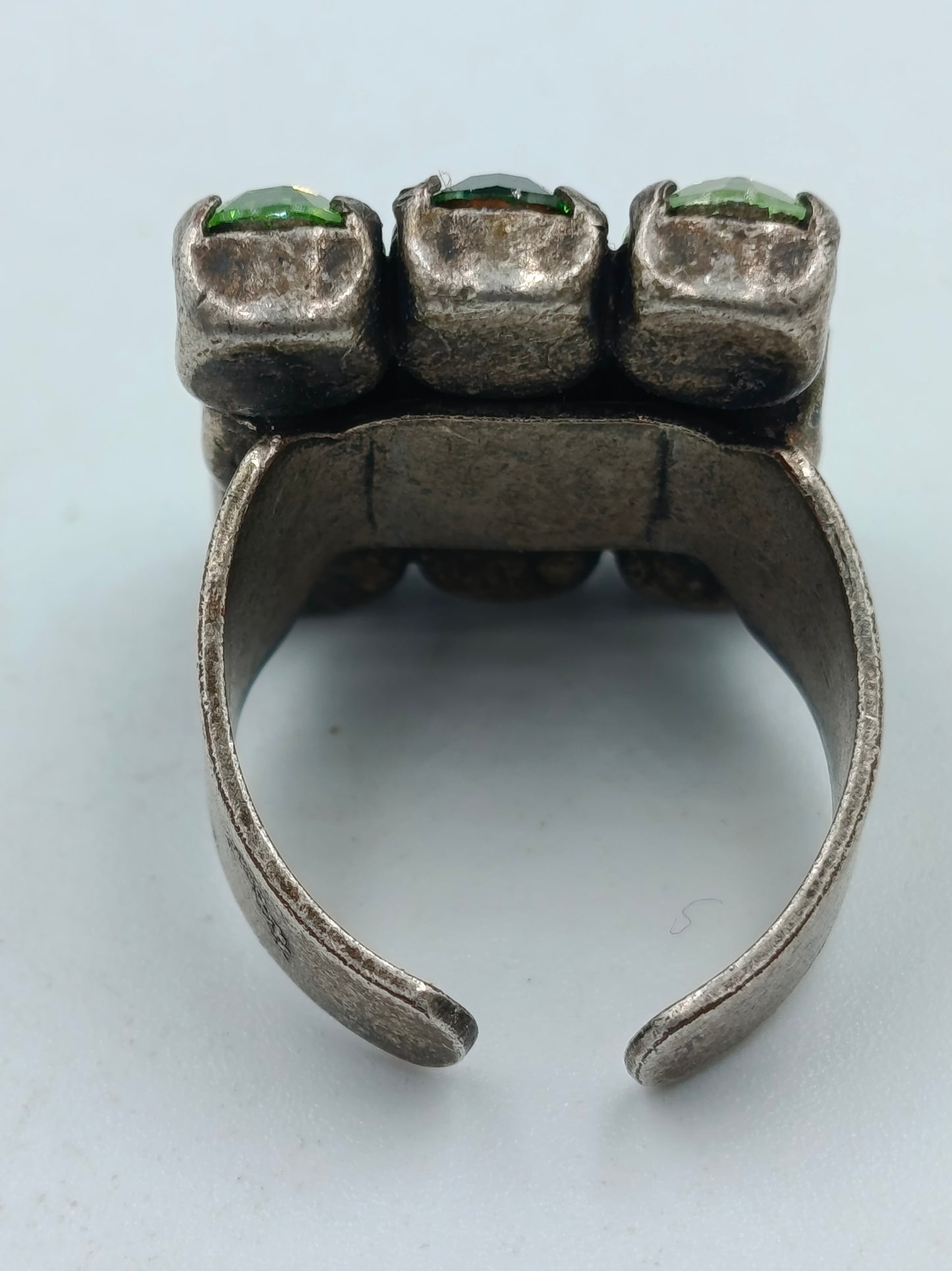 Damenring mit grünen Kristallen