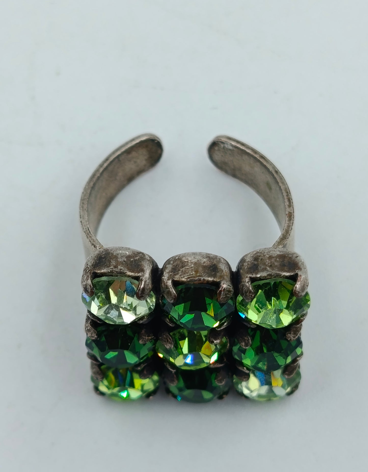 Damenring mit grünen Kristallen