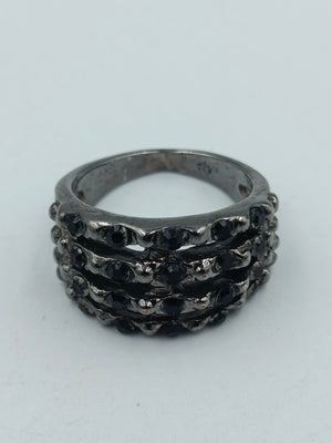 Dunkler Ring mit schwarzen Steinen