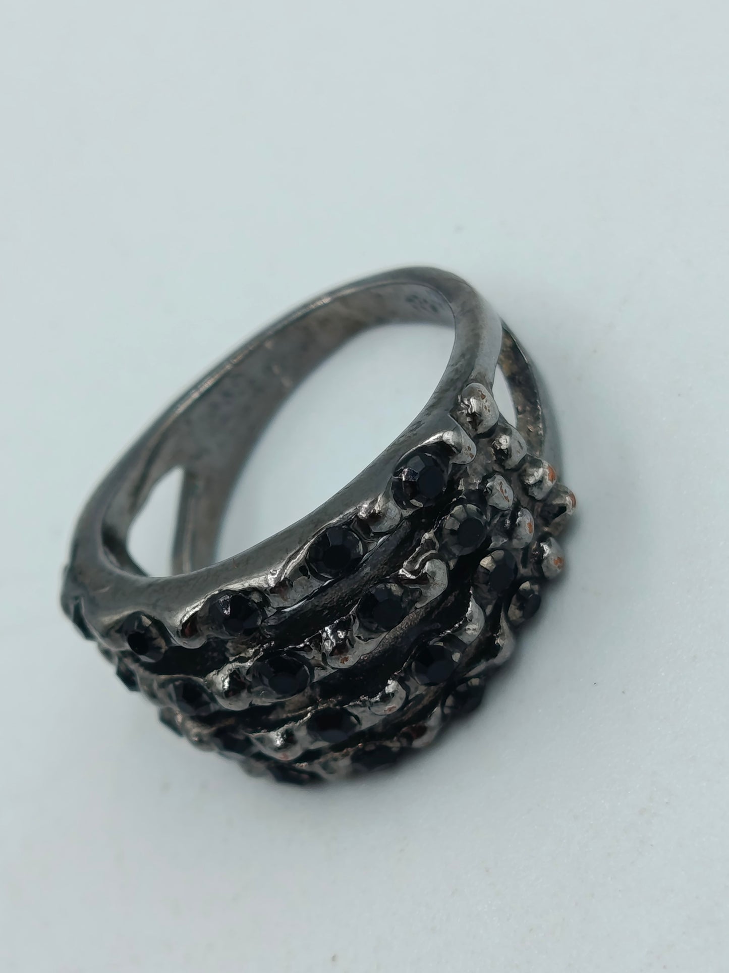 Dunkler Ring mit schwarzen Steinen