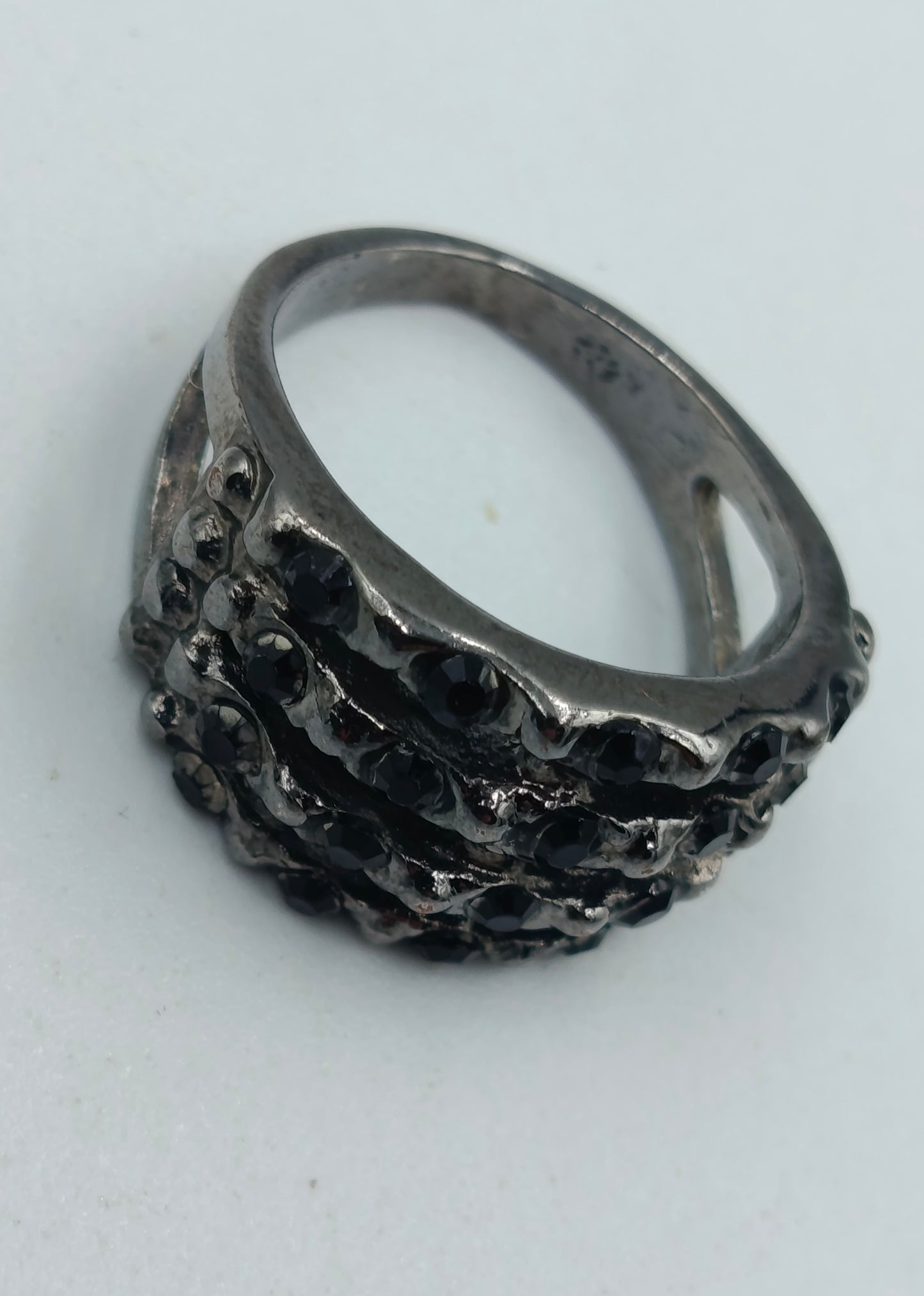 Dunkler Ring mit schwarzen Steinen