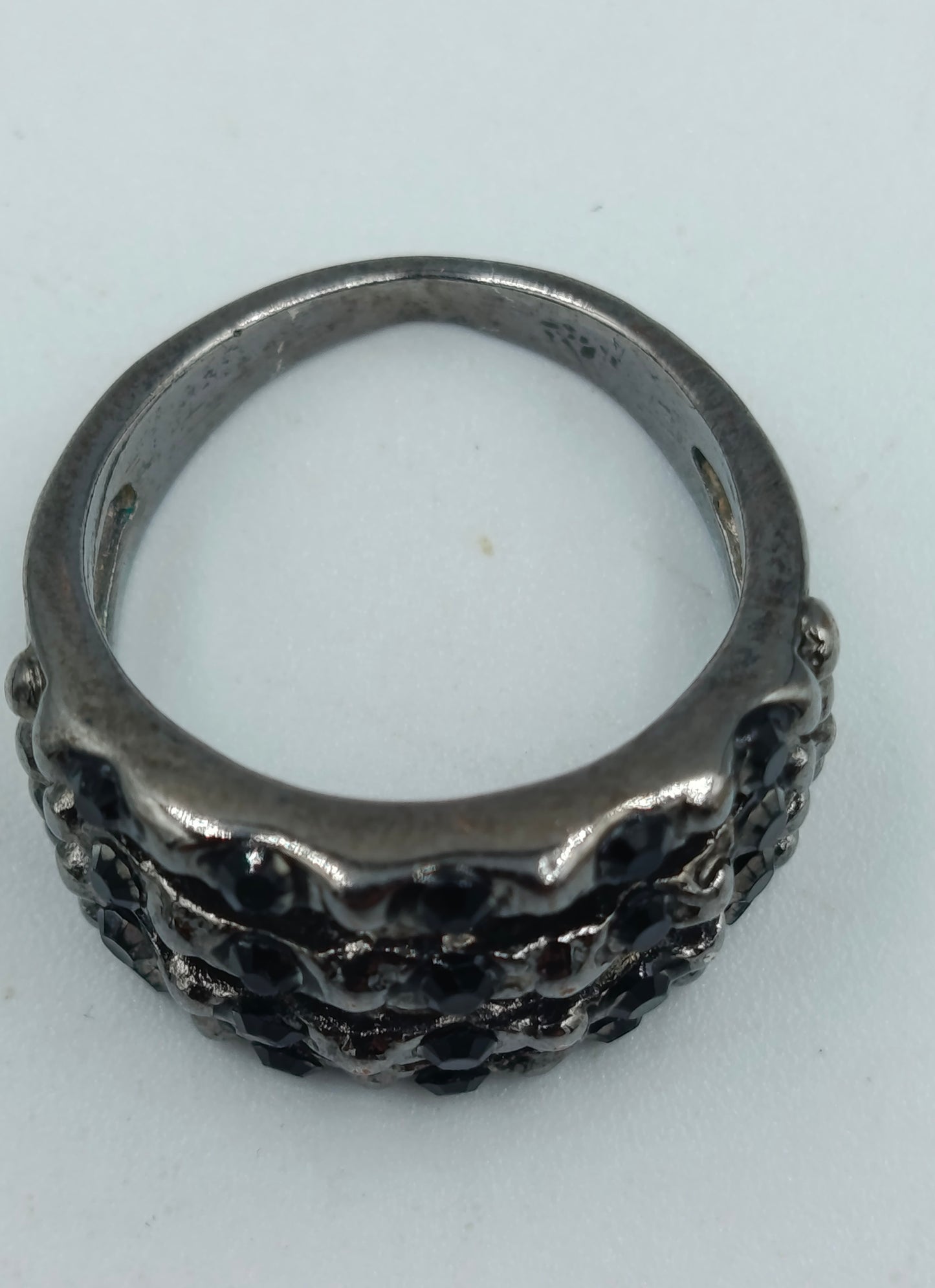 Dunkler Ring mit schwarzen Steinen