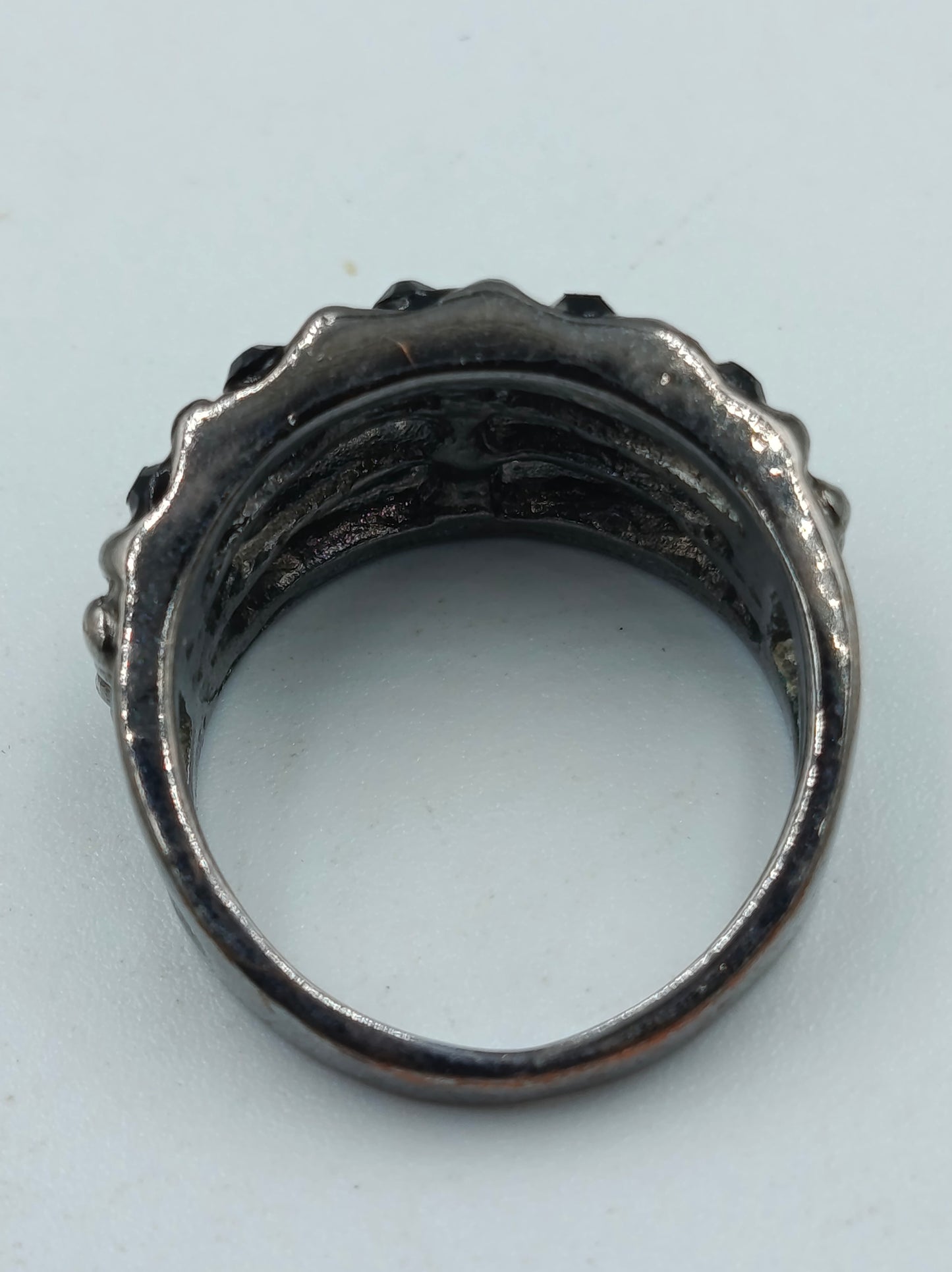 Dunkler Ring mit schwarzen Steinen
