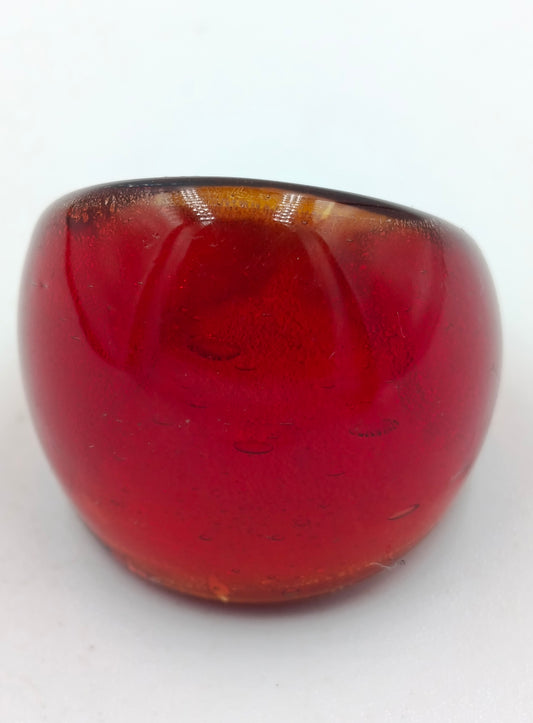 Roter Acrylring im Retro-Stil