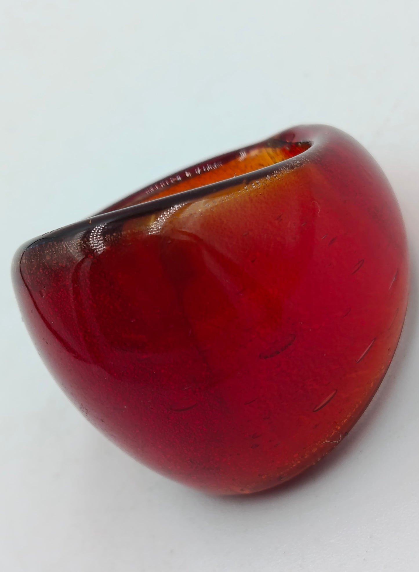 Roter Acrylring im Retro-Stil