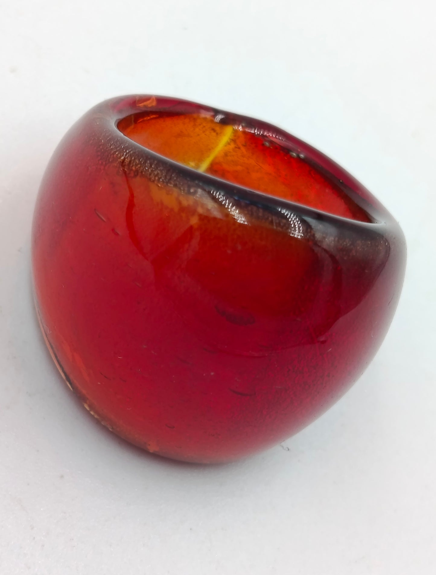 Roter Acrylring im Retro-Stil