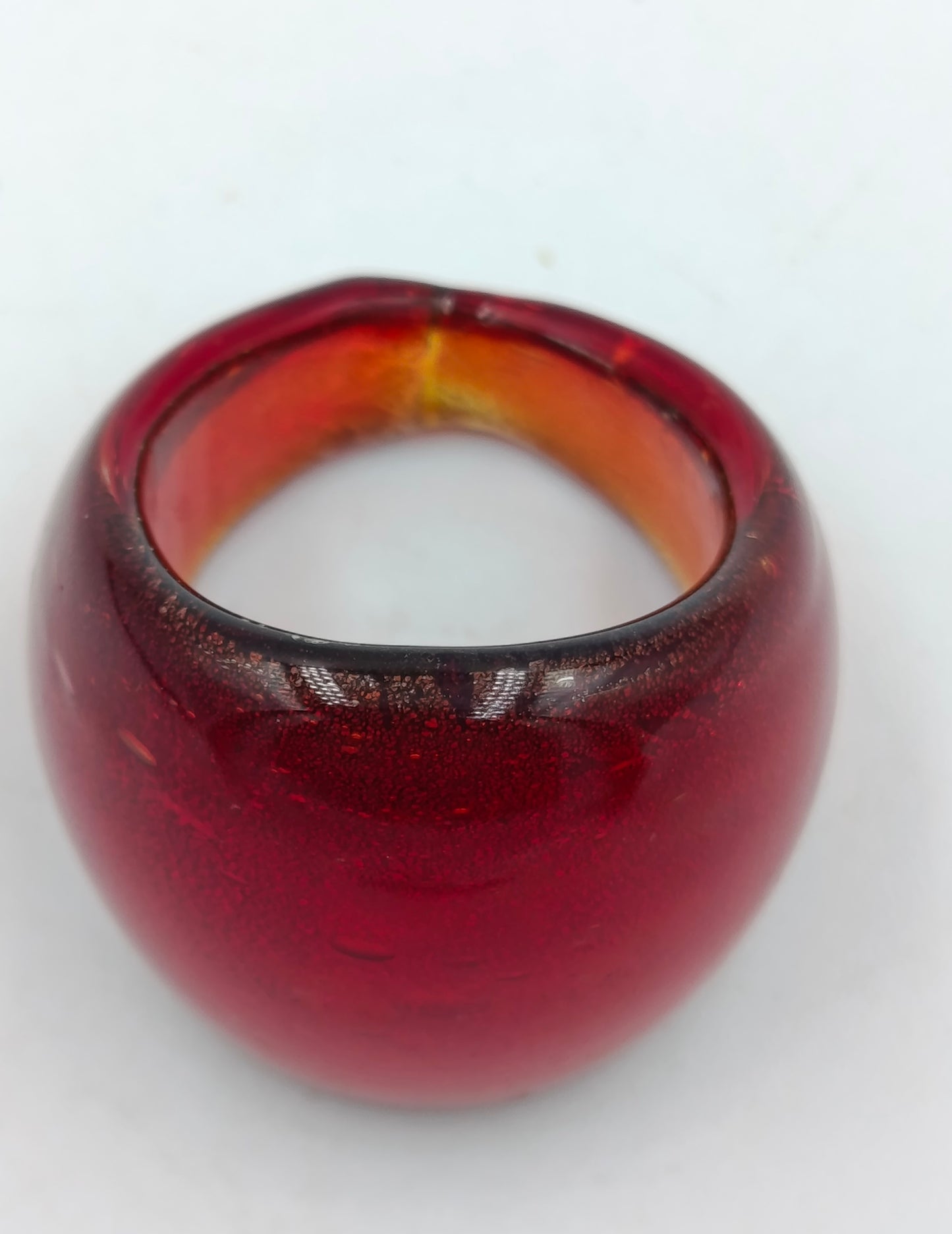 Roter Acrylring im Retro-Stil