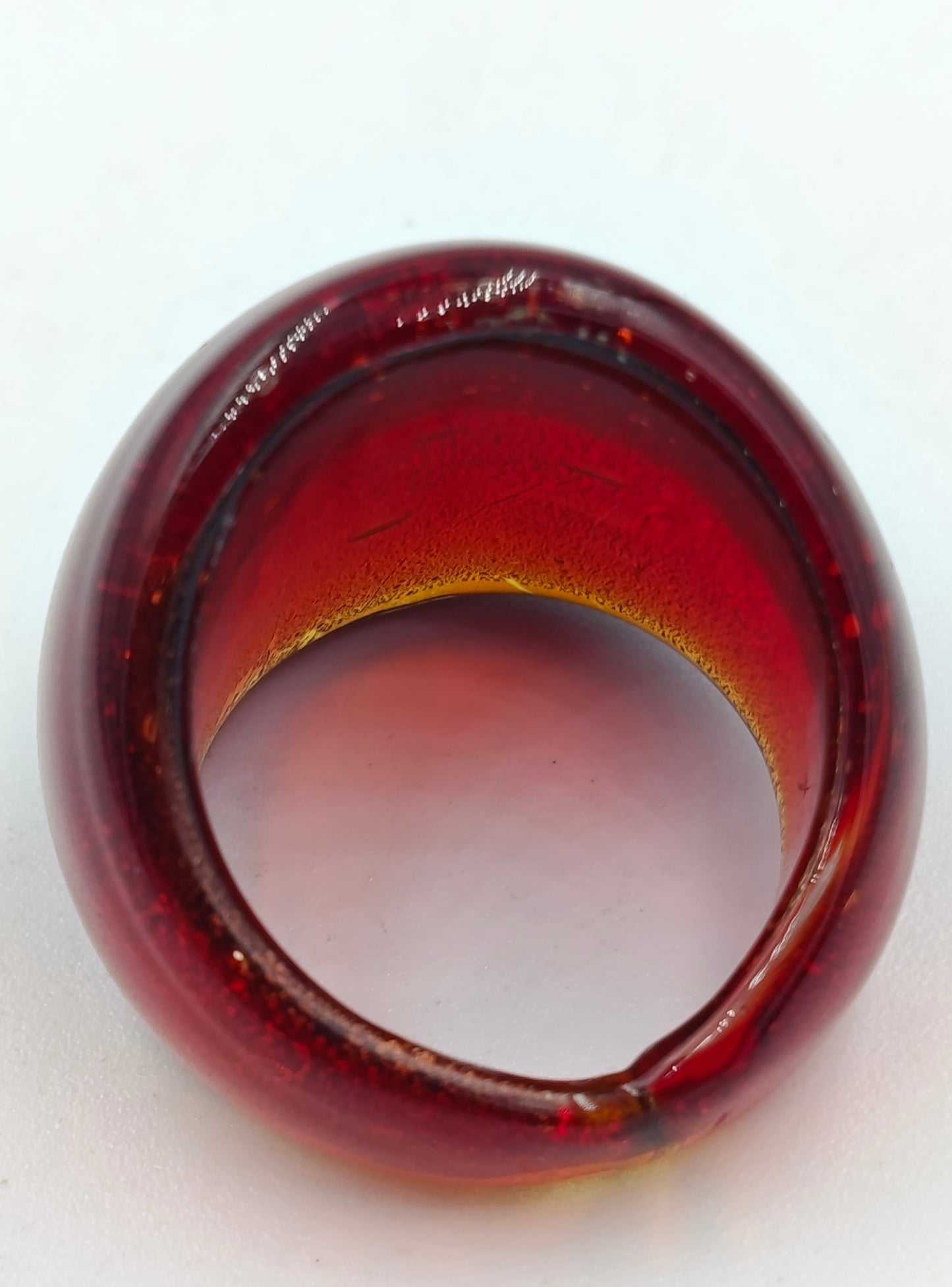 Roter Acrylring im Retro-Stil