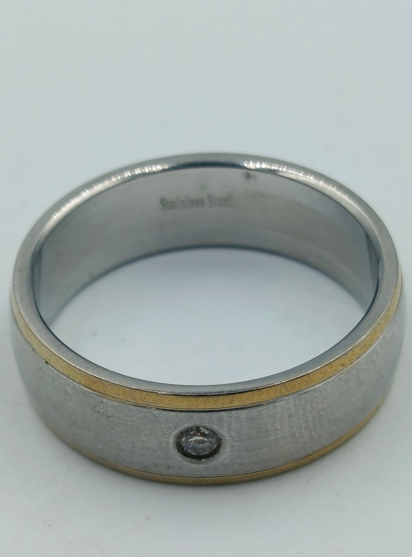 Edelstahlring mit goldener Kante und Steinbesatz