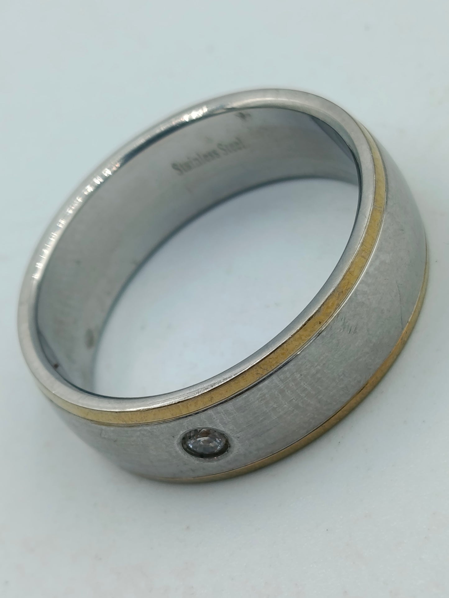 Edelstahlring mit goldener Kante und Steinbesatz