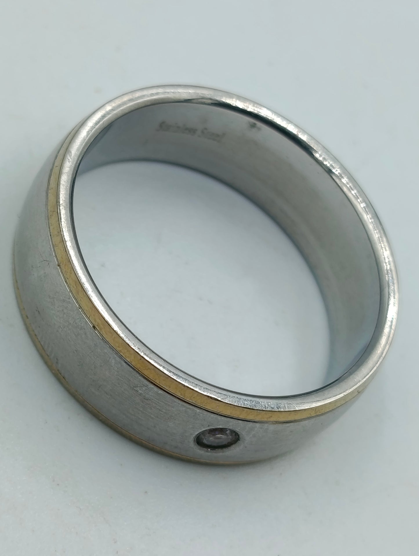 Edelstahlring mit goldener Kante und Steinbesatz