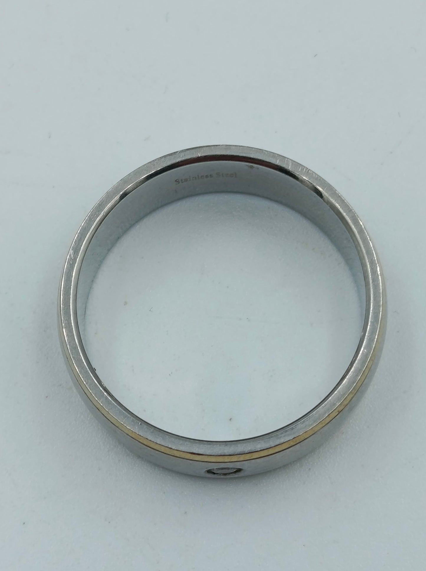 Edelstahlring mit goldener Kante und Steinbesatz