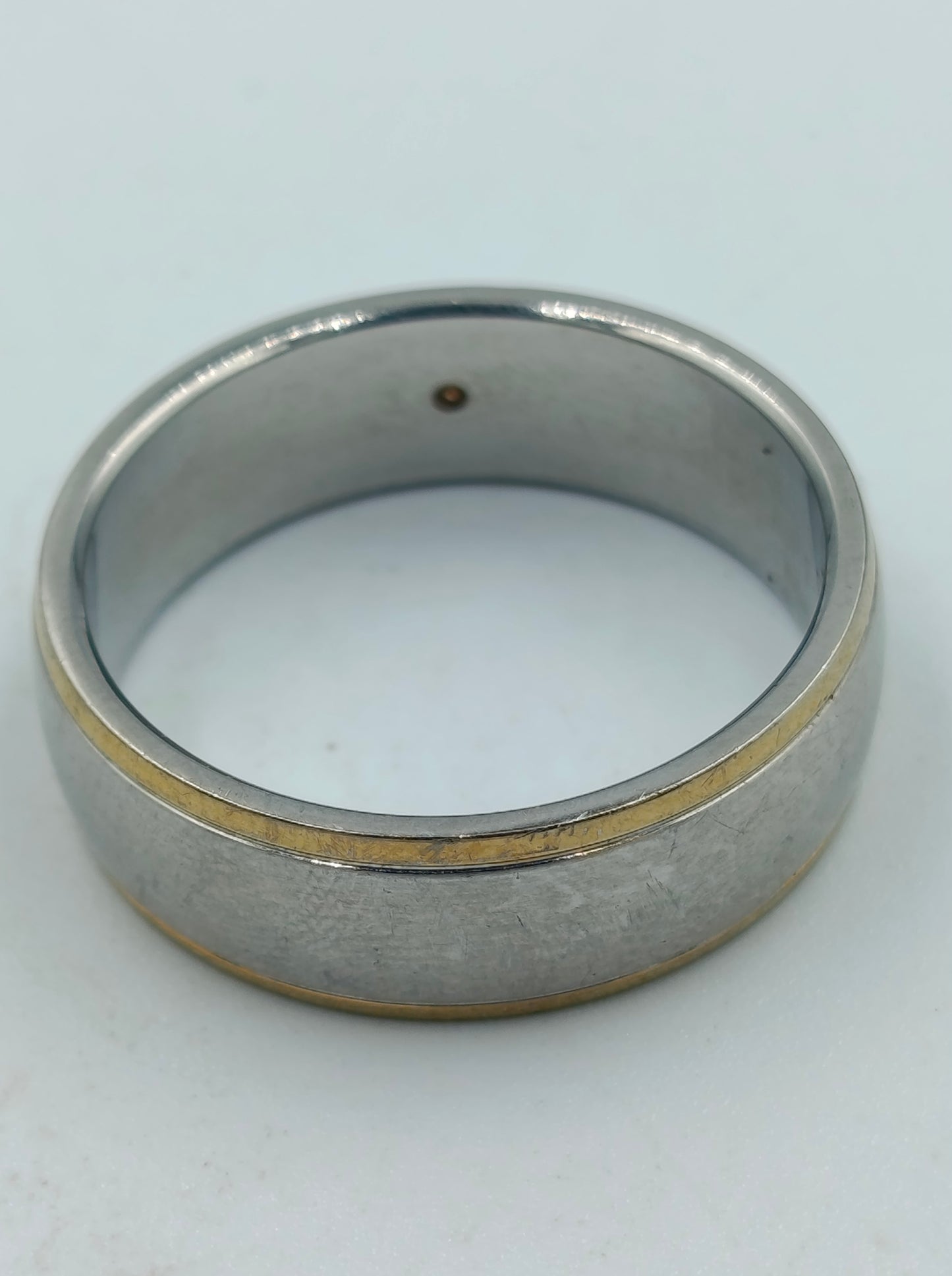 Edelstahlring mit goldener Kante und Steinbesatz