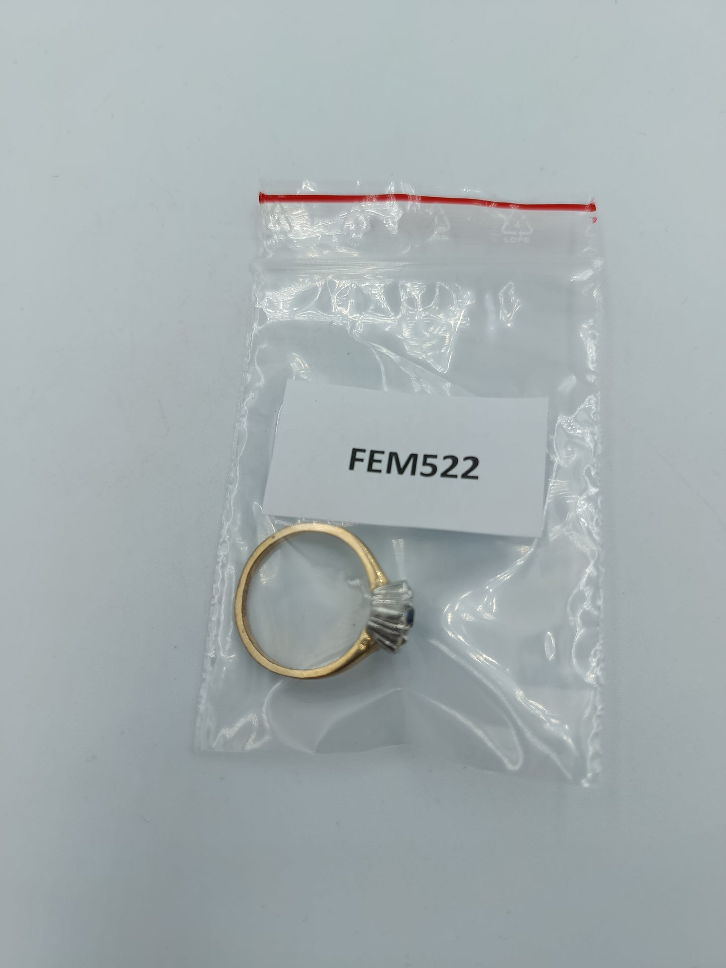 Goldfarbener Ring mit blauem Mittelstein