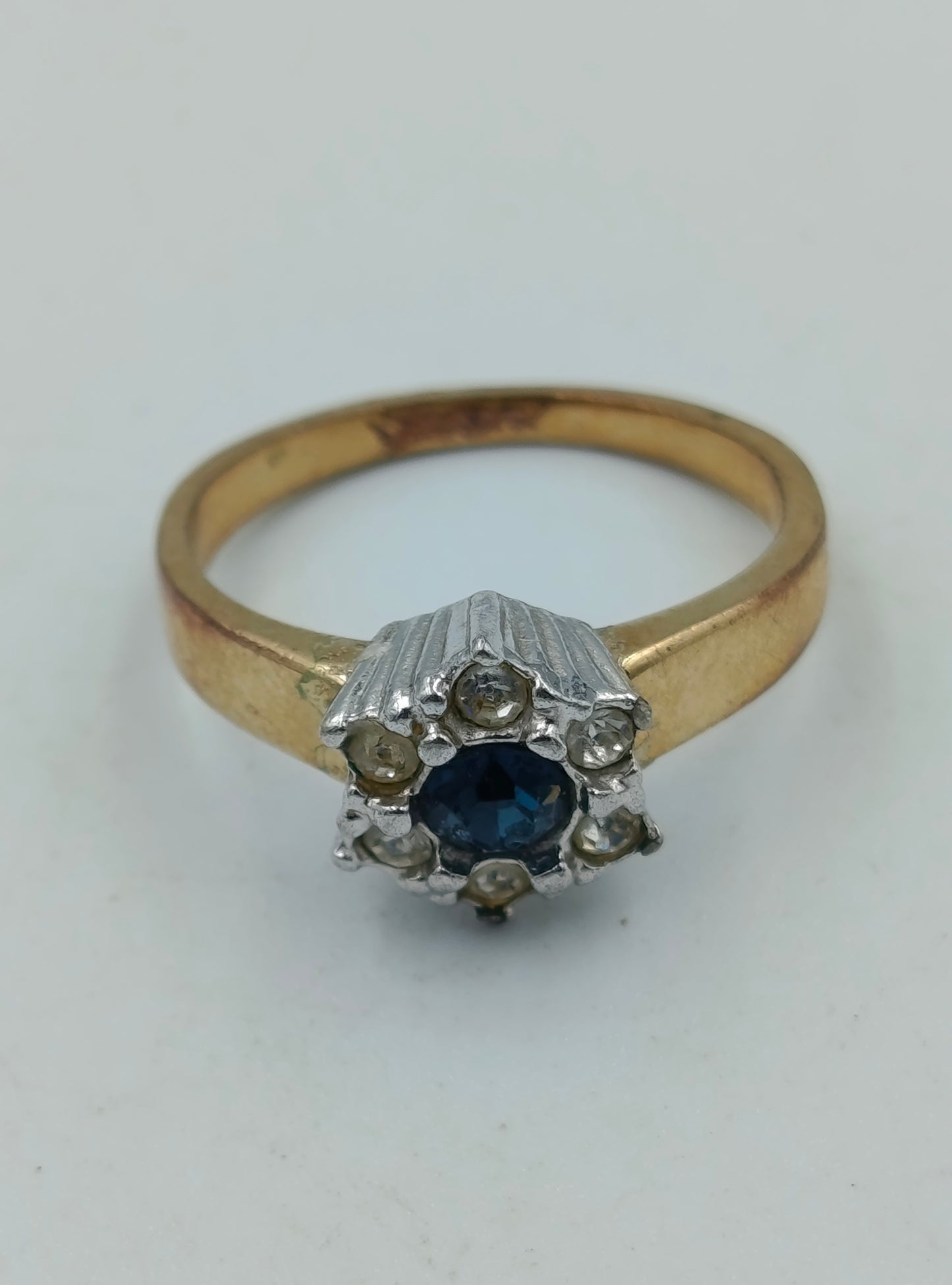 Goldfarbener Ring mit blauem Mittelstein