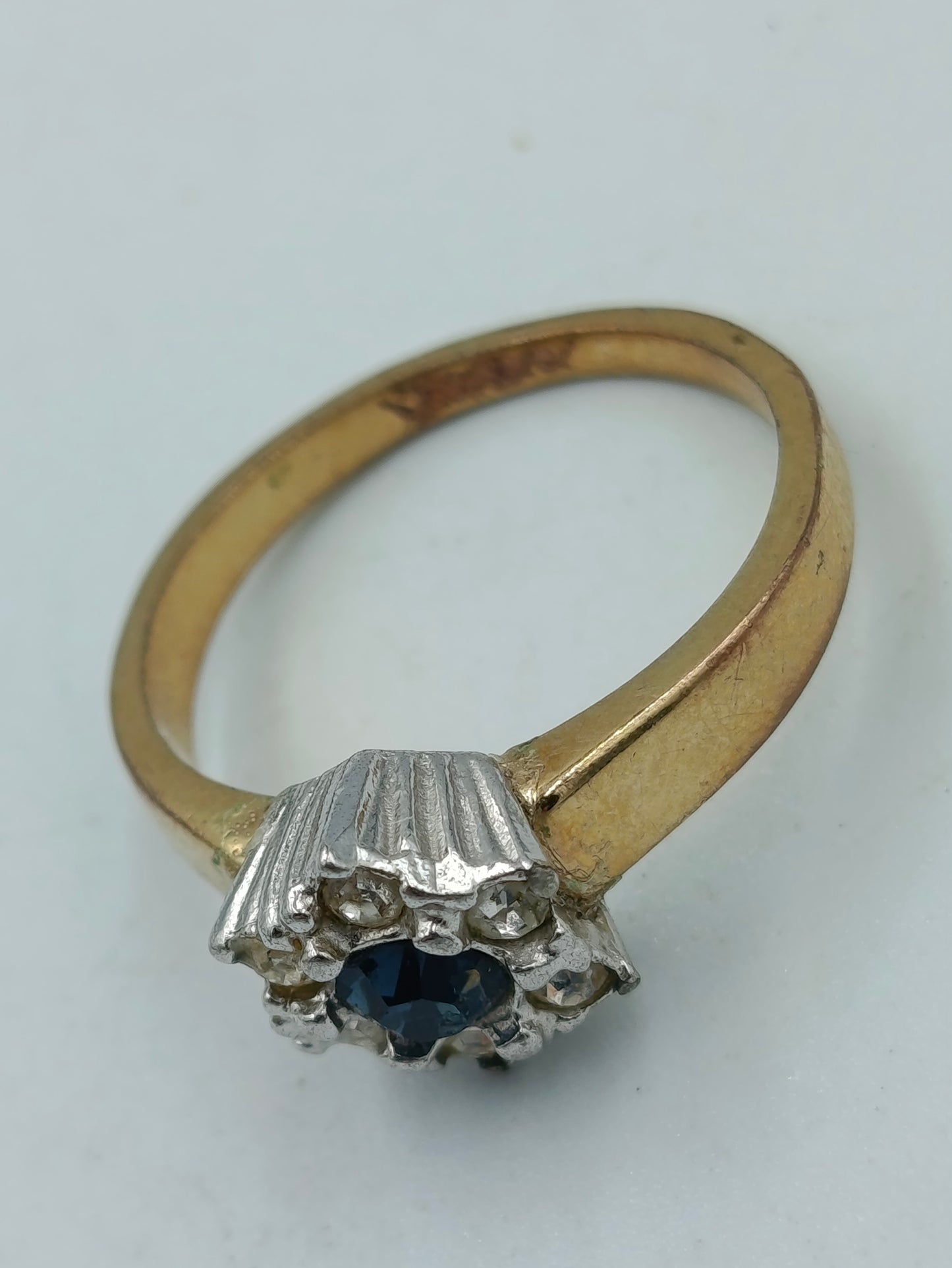 Goldfarbener Ring mit blauem Mittelstein