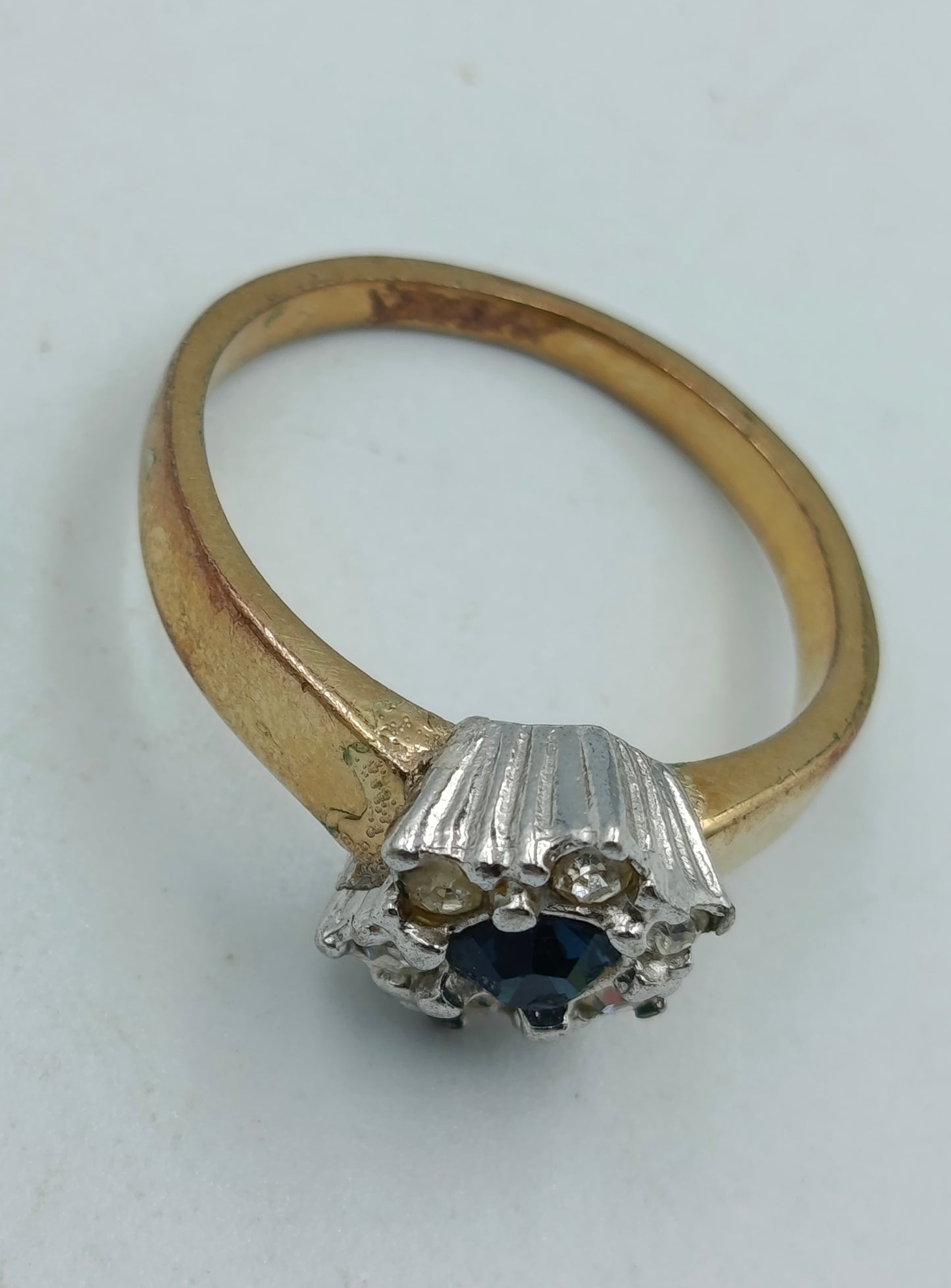Goldfarbener Ring mit blauem Mittelstein