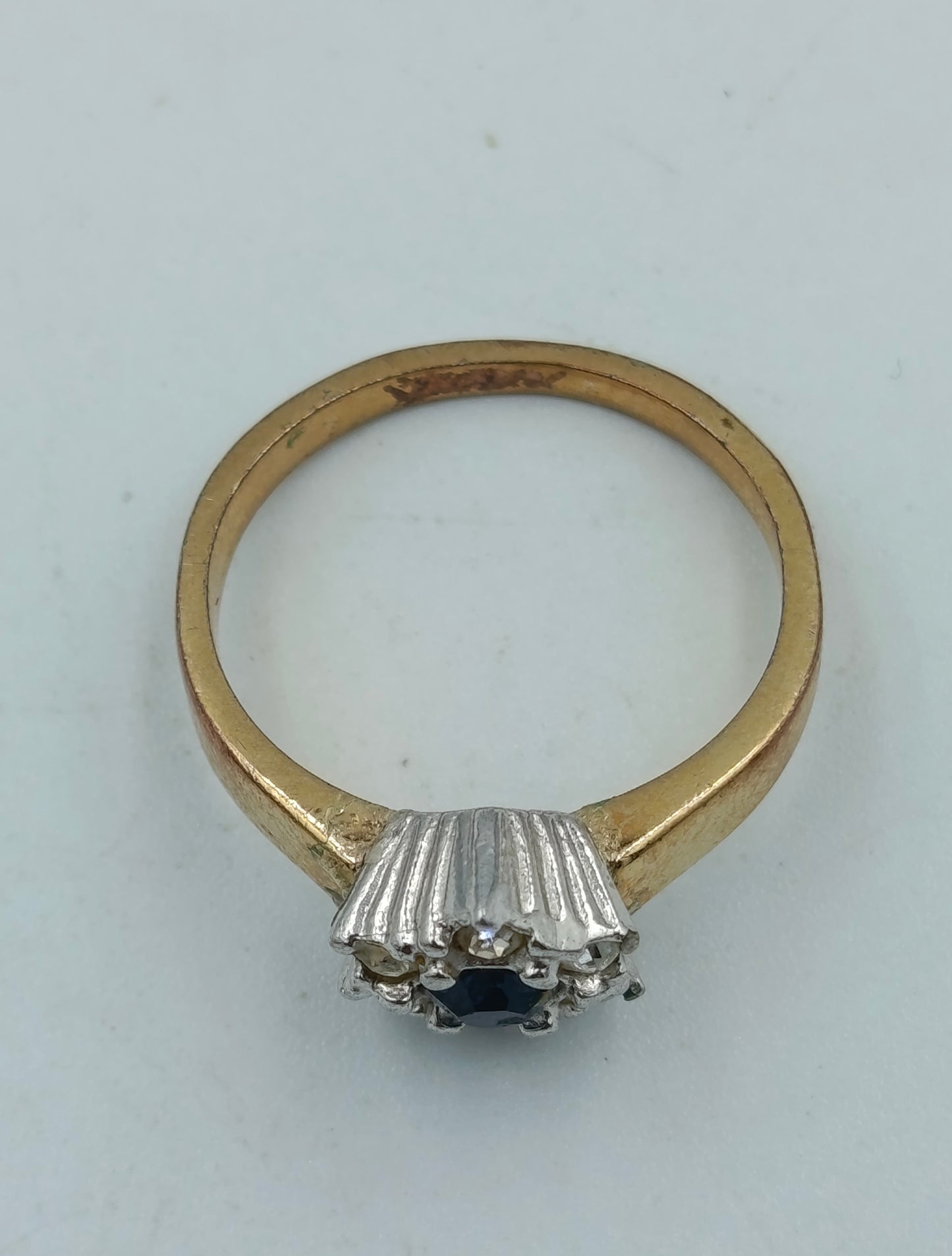 Goldfarbener Ring mit blauem Mittelstein