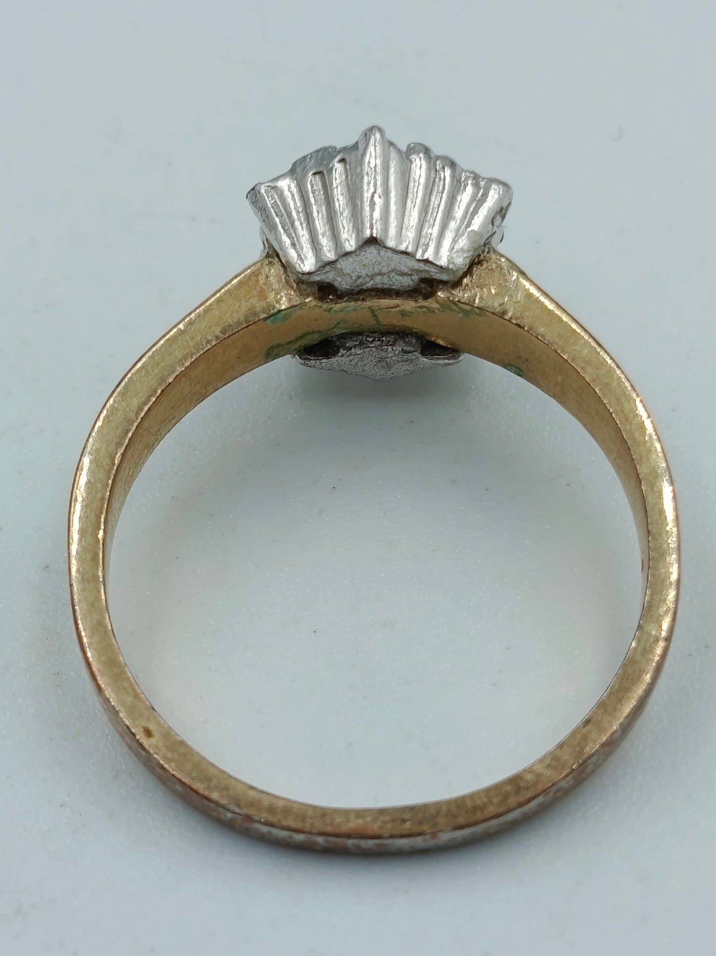 Goldfarbener Ring mit blauem Mittelstein